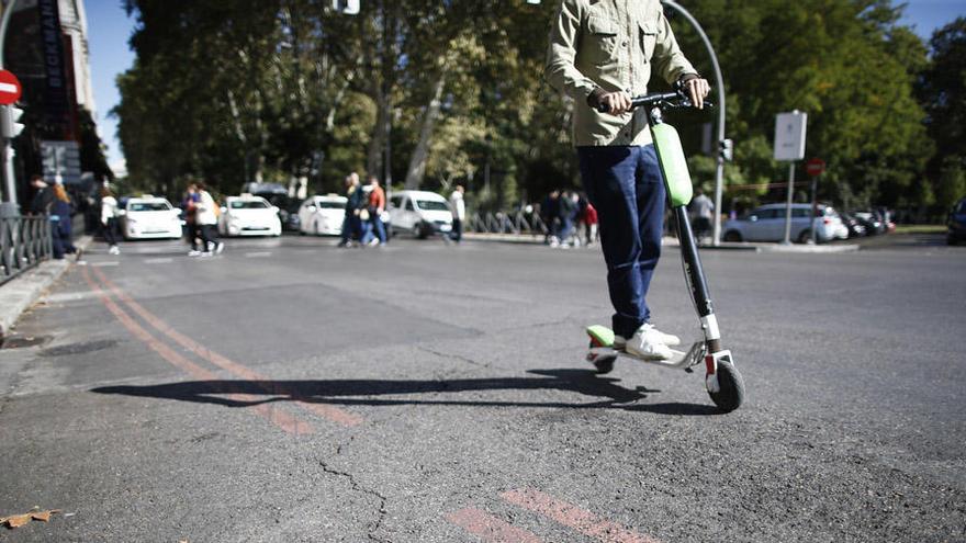 Un usuario se desplaza en patinete.