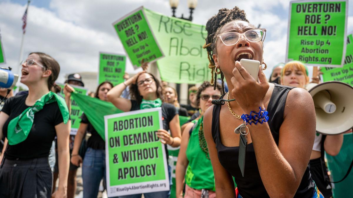 La manifestante por el derecho al aborto Elizabeth White encabeza un cántico en respuesta al fallo de la Organización de Salud de la Mujer Dobbs v Jackson frente a la Corte Suprema de EE. UU. el 24 de junio de 2022 en Washington, DC