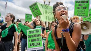 La manifestante por el derecho al aborto Elizabeth White encabeza un cántico en respuesta al fallo de la Organización de Salud de la Mujer Dobbs v Jackson frente a la Corte Suprema de EE. UU. el 24 de junio de 2022 en Washington, DC