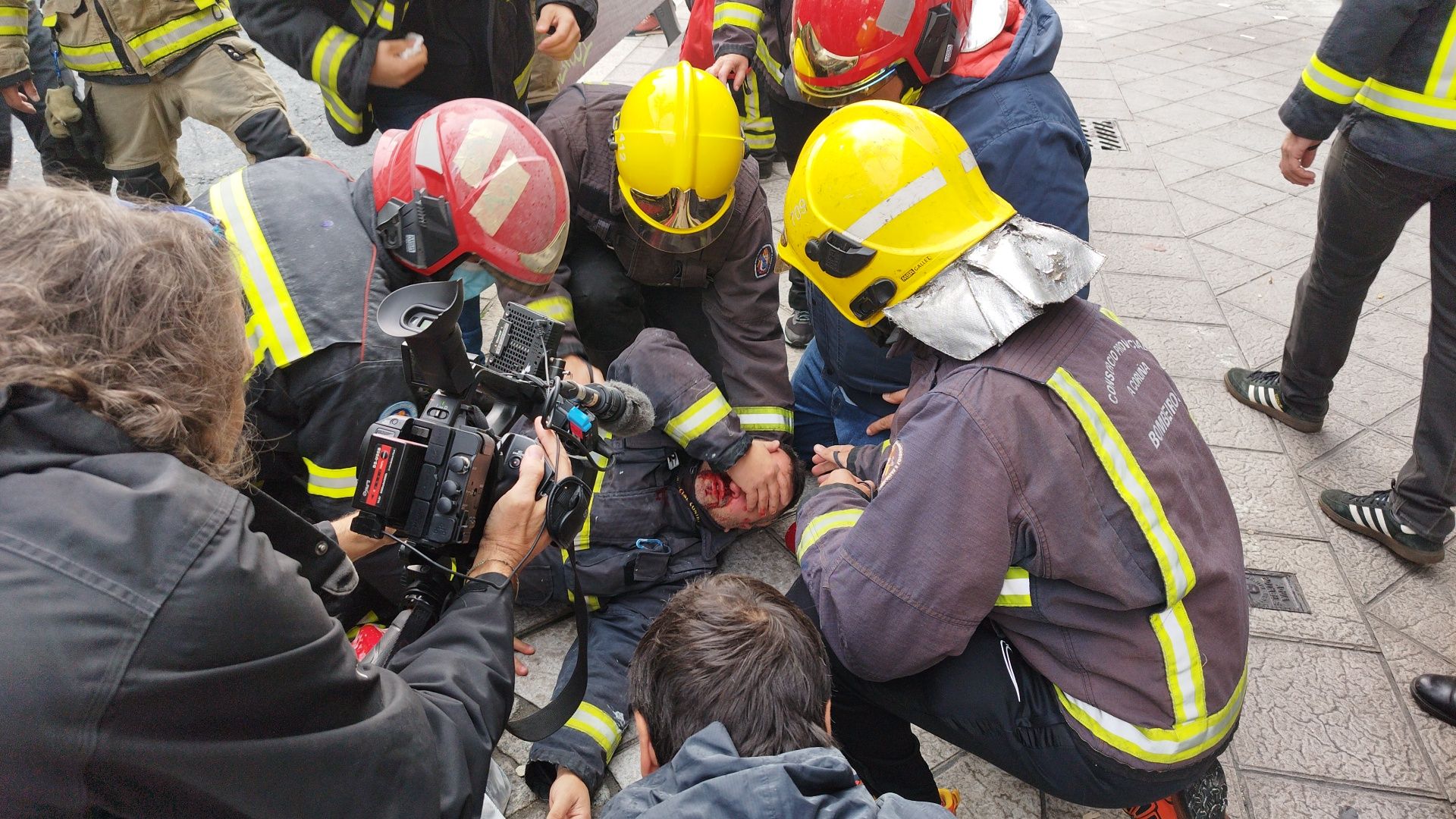 Protesta muy tensa de los bomberos ante la Diputación de Ourense