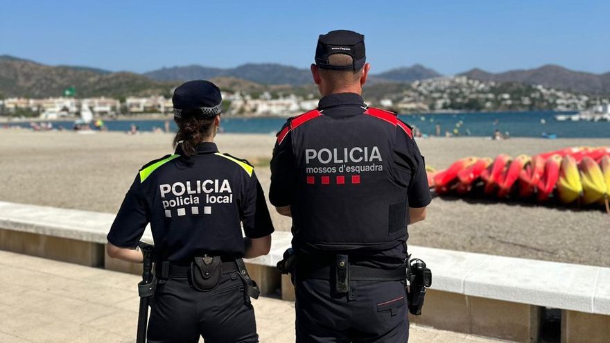 Agents de la Policia Local i els Mossos patrullant conjuntament a la platja de Llançà.