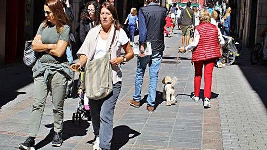 El carrer Major de Puigcerdà en un matí de final d&#039;estiu