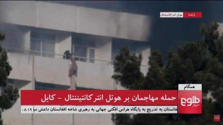 Varias personas escapan del hotel asediado en Kabul descolgándose por las ventanas