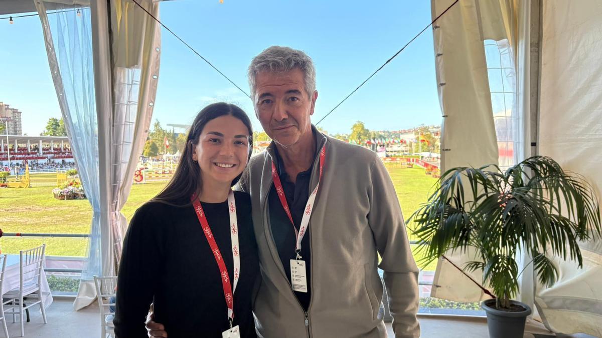Miguel Ángel Gil Marín, junto a su hija María, ayer, en Las Mestas.