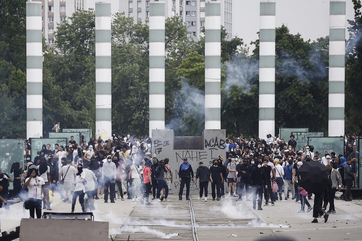 Mounia, la madre de Nahel encabeza una marcha blanca en Nanterre. La familia del joven fallecido ha convocado una marcha blanca en su memoria.