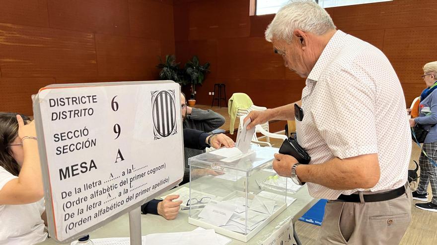 Un hombre deposita su voto en un colegio electoral de Lleida