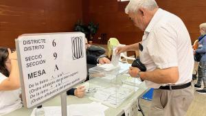 Un hombre deposita su voto en un colegio electoral de Lleida