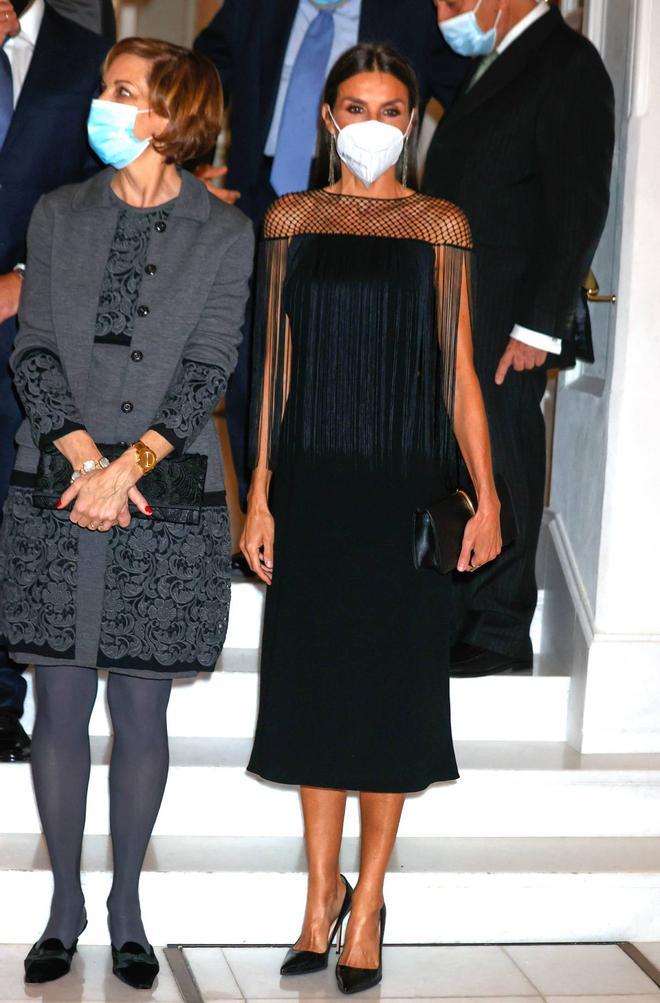 La reina Letizia con vestido de flecos negro, de Hugo Boss