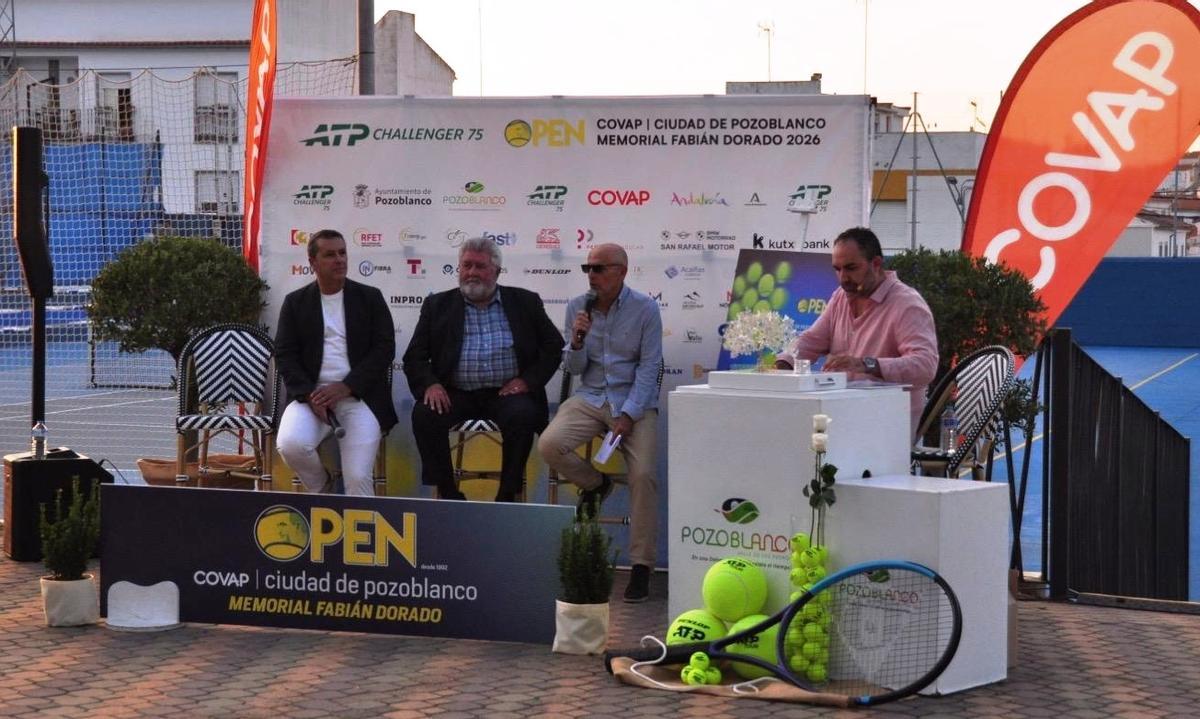 El director del torneo, Marcos García, toma la palabra en la presentación.