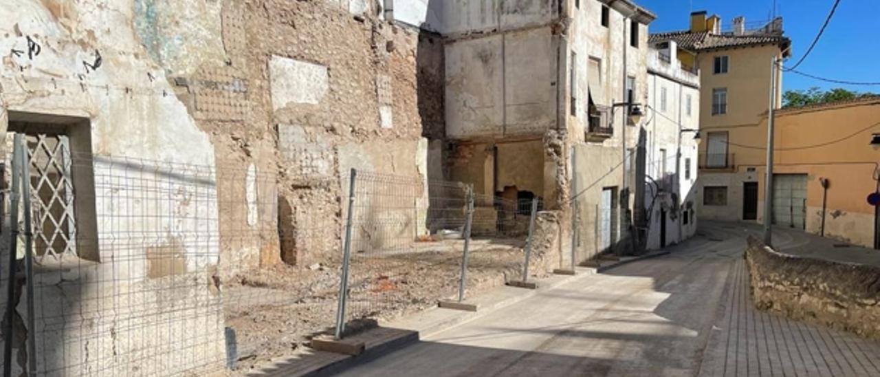 Espacio en el que se derrumbó una casa en la calle Roses de Ontinyent en mayo de este año.