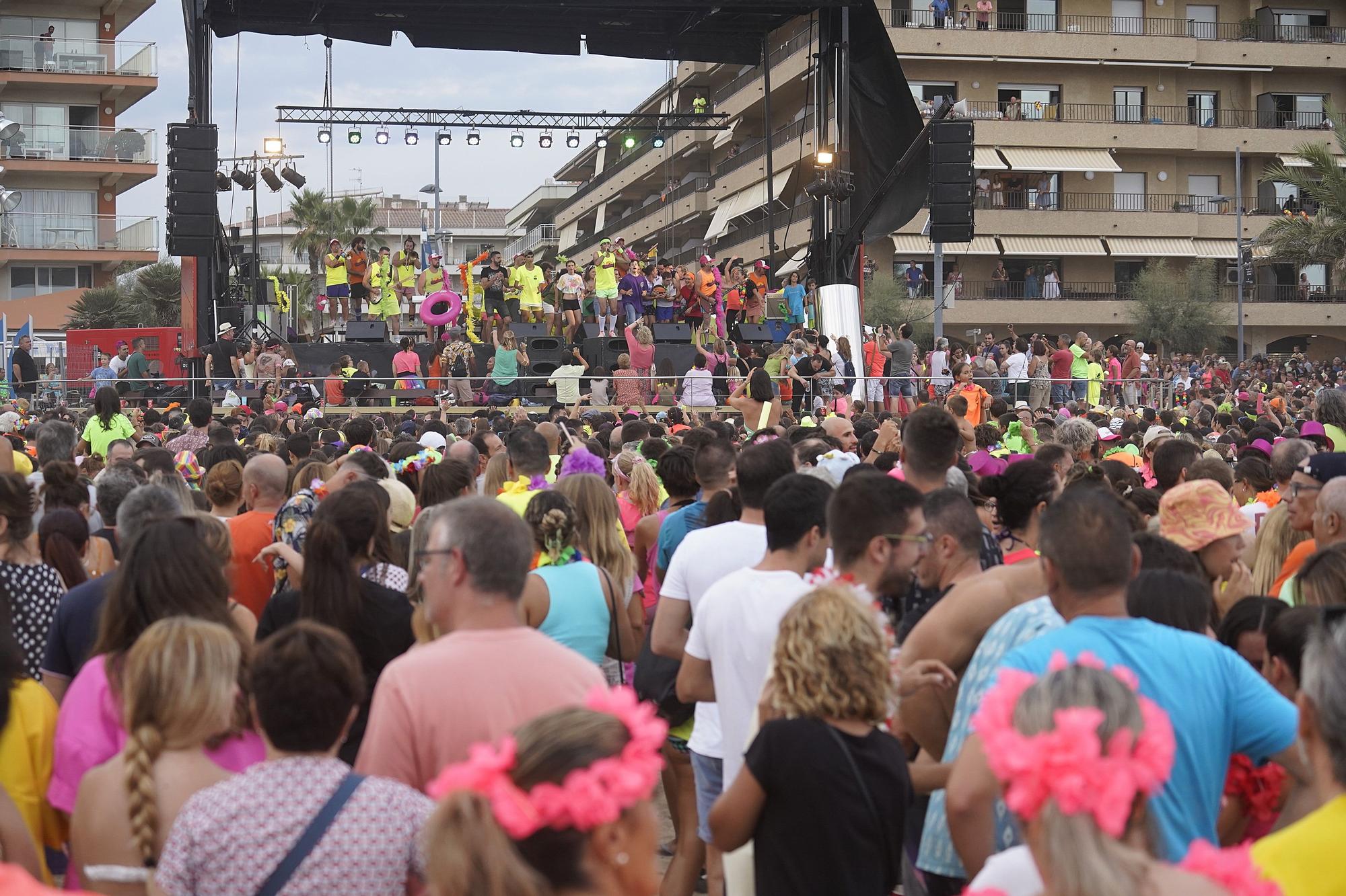 Milers de persones revolucionen Sant Antoni amb la Diverbeach