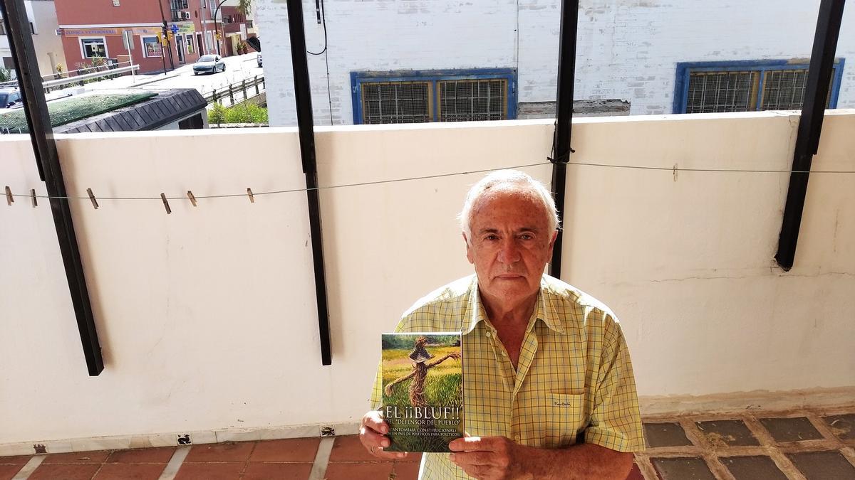 Manuel Hijano, con su libro denuncia en la terraza de su casa y la EBAR del Jaboneros al otro lado del muro.