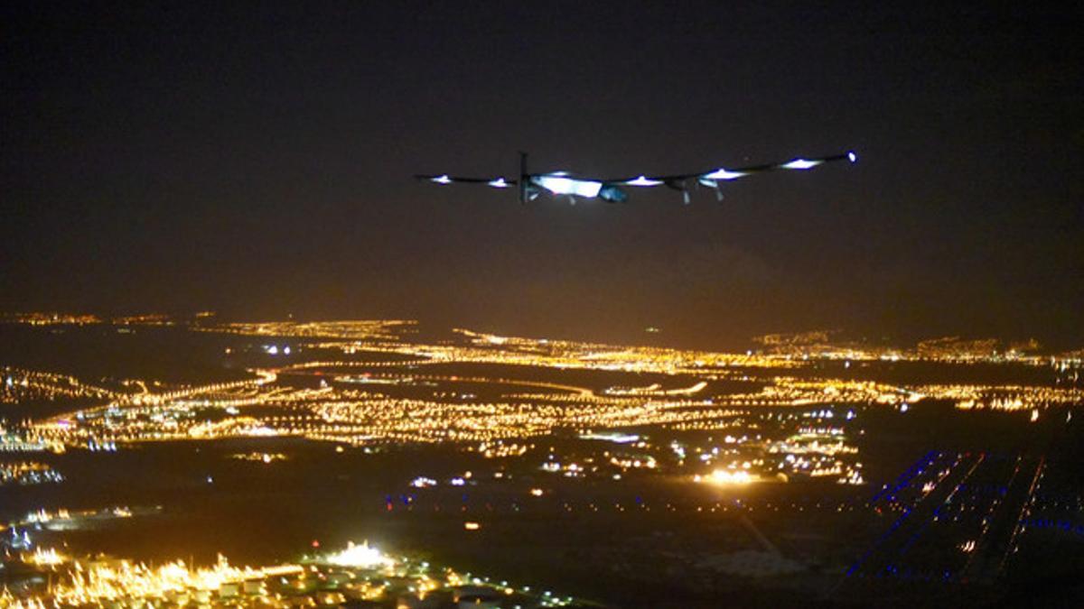 El Solar Impulse II bate dos récords mundiales al aterrizar en Hawai