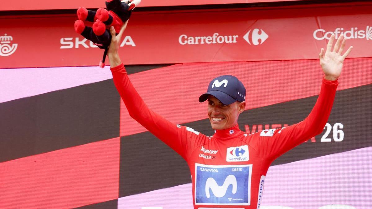 El ciclista espanyol del Movistar, Enric Mas, celebra en el podi amb el mallot vermell de líder general al final de la 11a etapa de La Volta a Espanya, de 153,8 km entre les localitats de Cartagena i Lorca
