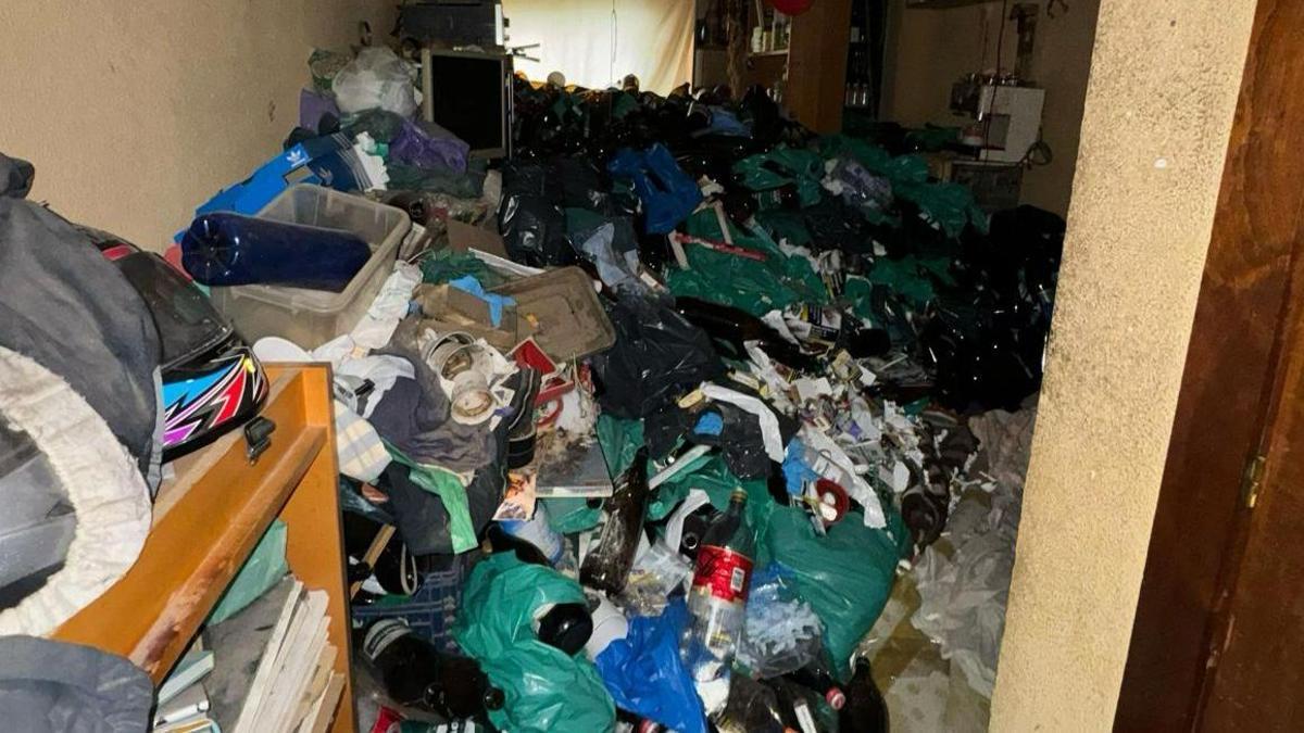 Interior de una vivienda repleta de basura.
