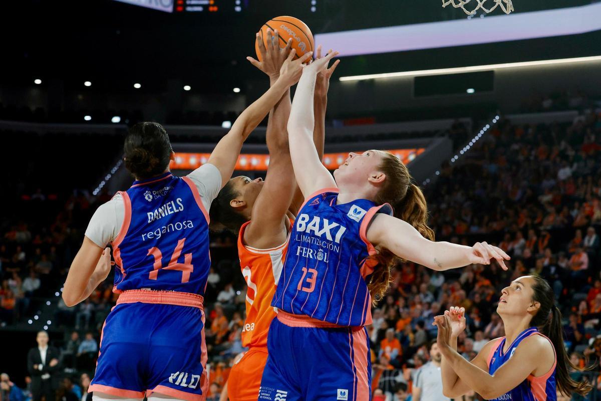 El Valencia Basket - Baxi de Ferrol de la LF Endesa, en imágenes