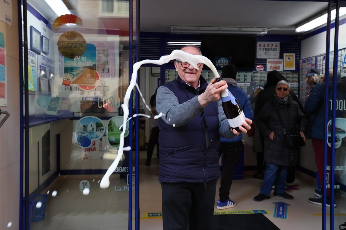 La administración de la calle La Salina en Zaragoza ha repartido un quinto premio, el 77715.