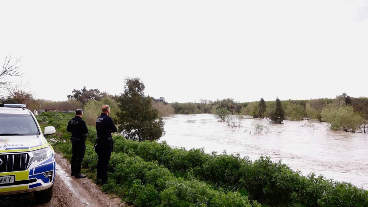 Los vecinos de Guadalvalle, atentos a la crecida del río