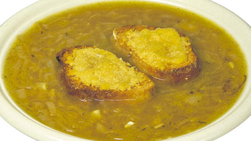 A la imatge, una sopa de ceba amb pa i formatge.