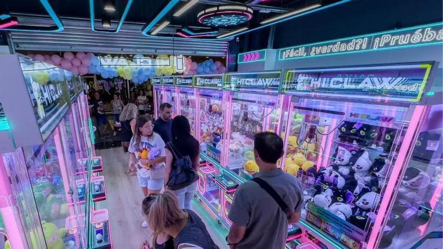 El fenómeno que arrasa en Japón llega a Murcia con una tienda llena de máquinas de gancho y cubierta de neón