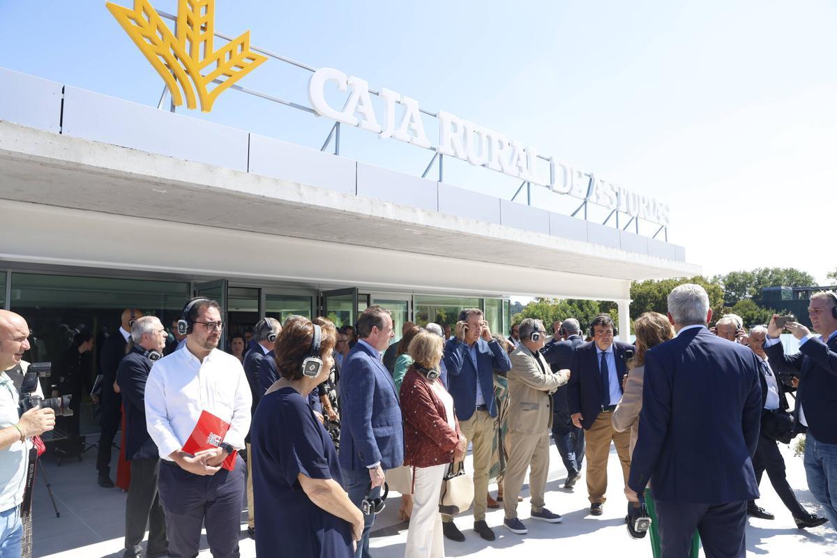 La inauguración institucional del pabellón de Caja Rural de Asturias en la Feria de Muestras, en imágenes