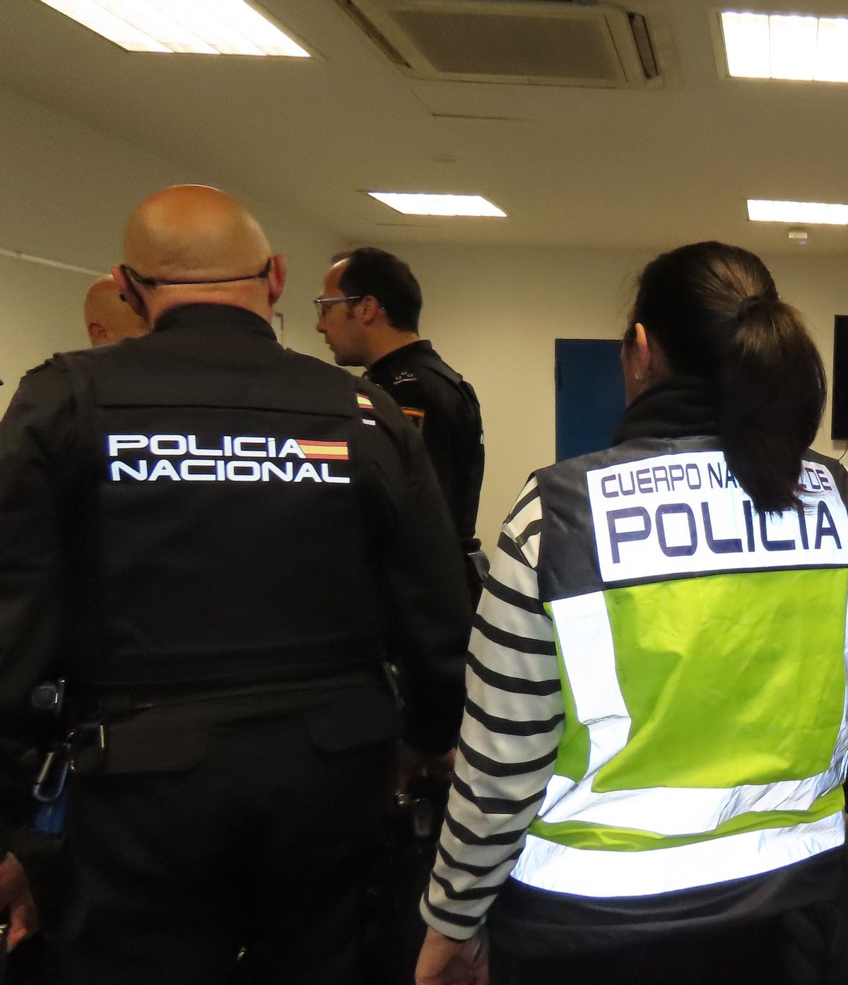 Agentes de la Policía Nacional de Plasencia, que han detenido a cinco jóvenes por incendiar contenedores.