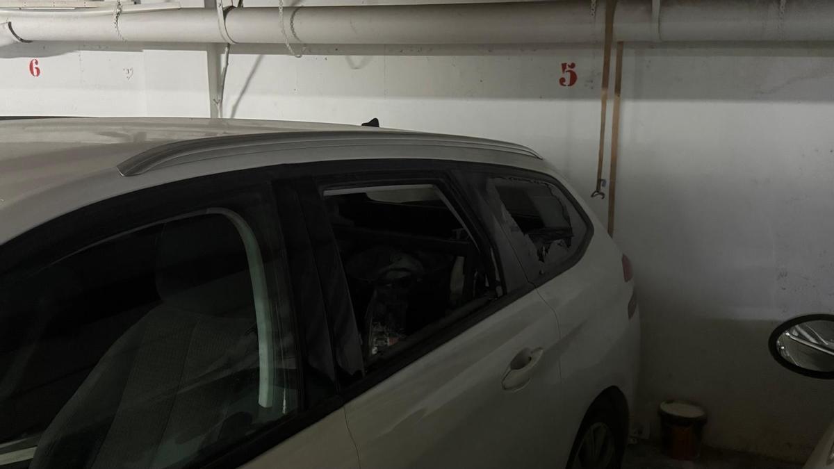 Más de 20 coches amanecen con las lunas rotas con un extintor en Murcia