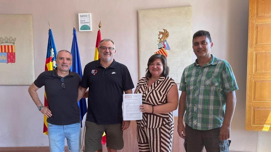 Alcàsser cede la gestión de las escuelas deportivas a los clubes de balonmano y de baloncesto