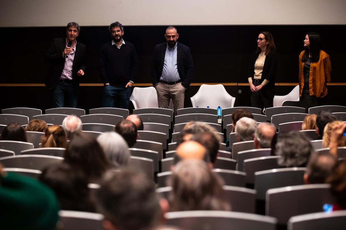 Albert Solé, Raúl Cuevas, Marc Marginedas, Gemma Robles y Rosaura Romero en el preestreno del documental Regreso a Raqqa en el Circulo de Bellas Artes en Madrid.