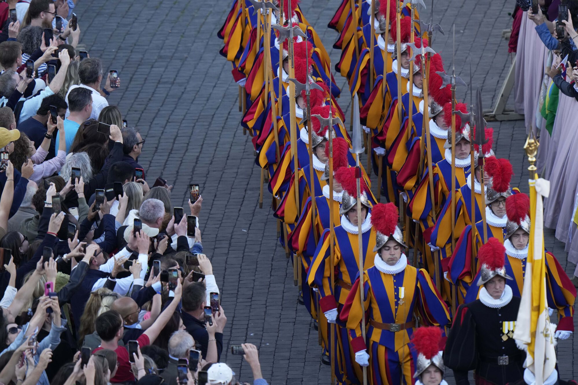 Vatican Swiss guards march in St Peter's Square after white smoke billowed from the chimney of the Sistine Chapel where 133 cardinals are gathering on the second day of the conclave to elect a successor to late Pope Francis, at the Vatican, Thursday, May 8, 2025. (AP Photo/Luca Bruno) Associated Press/LaPresse. EDITORIAL USE ONLY/ONLY ITALY AND SPAIN