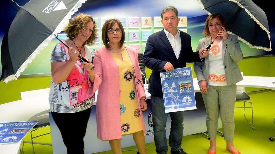 La edil Carmen Fouces, Esperanza Marín, el alcalde y Teresa Pérez, de A Fieitiña. // Rafa Vázquez