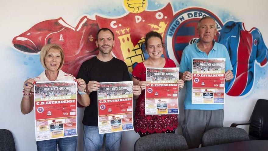 El presidente, Modesto García, con voluntarios del club y el cartel anunciador del partido con el Estradense. // Brais Lorenzo