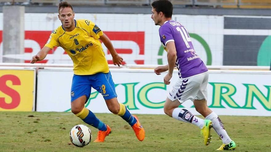 Javi Castellano, presionado por el jugador del Valladolid Omar.