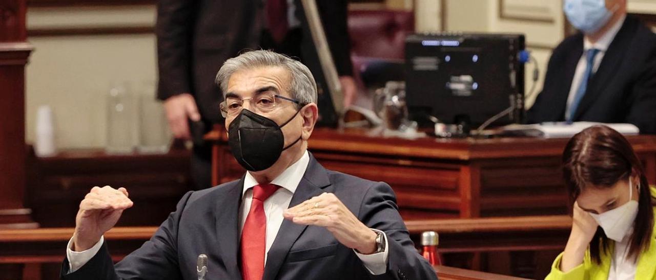 Román Rodríguez, en el Parlamento de Canarias.