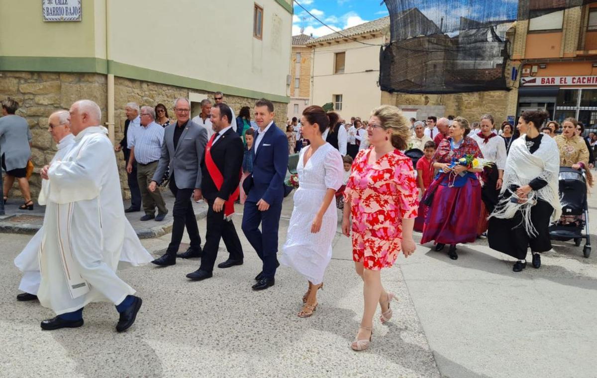 La alcaldesa de Ejea participó en la procesión en las fiestas de Rivas. | SERVICIO ESPECIAL