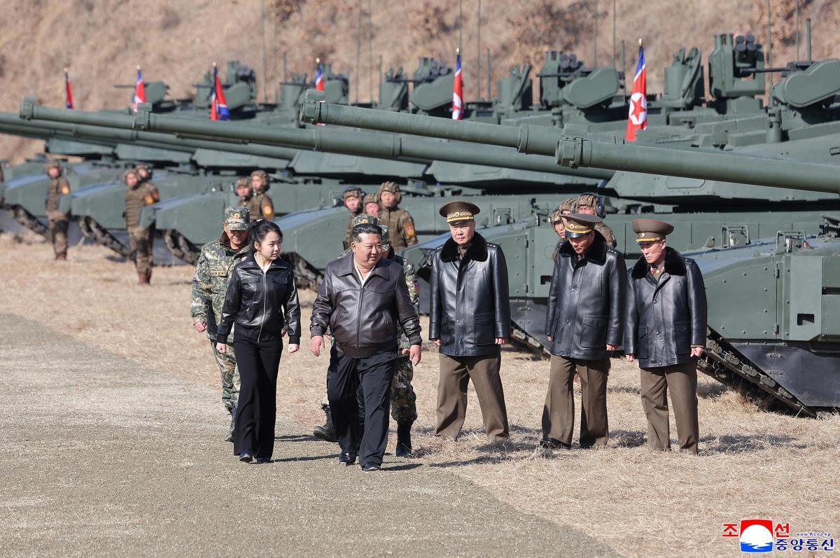 Kim Jong-un i la seva filla supervisen exercicis militars amb un nou tanc antidrons