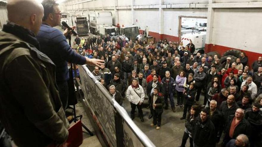 Asamblea de trabajadores, ayer, en la nave de FCC en la carretera de Camposancos. // J. Lores