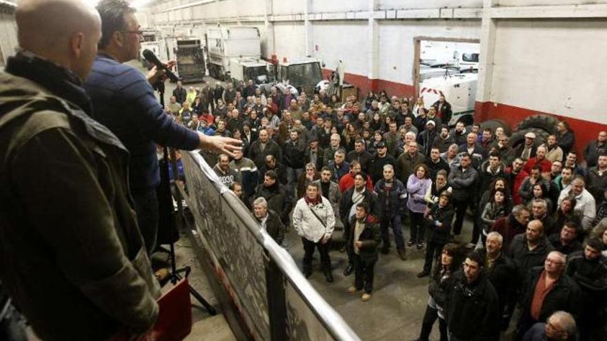 Asamblea de trabajadores, ayer, en la nave de FCC en la carretera de Camposancos.  // J. Lores