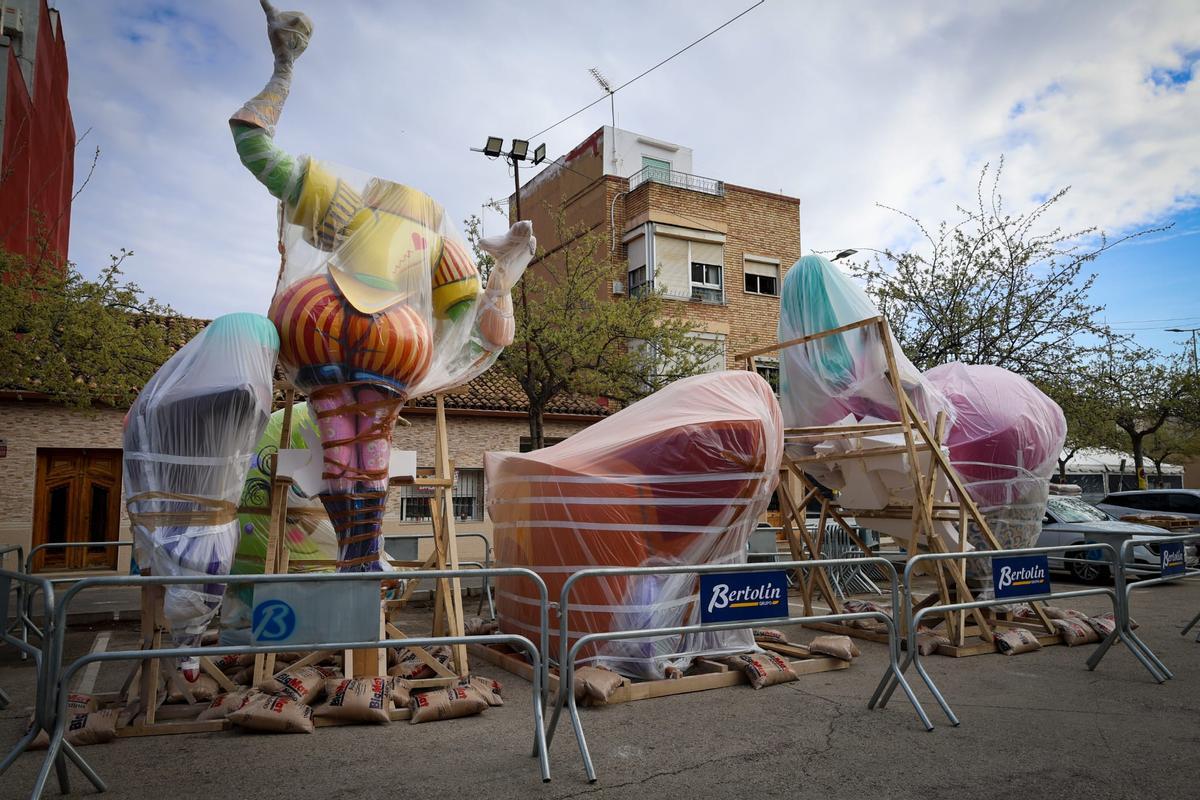 Los primeros ninots llegan a la Falla Antoni Pardo.
