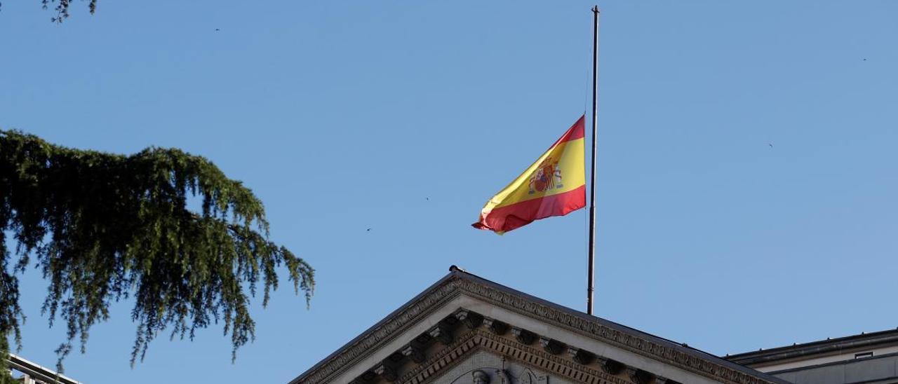 La bandera ondeando a media asta por los fallecidos por el covid-19.