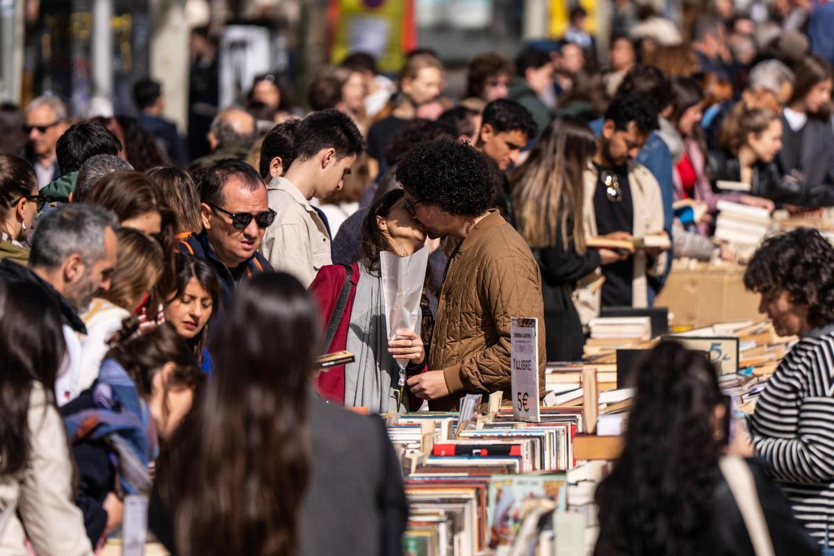 Celebración de la Diada de Sant Jordi en el paseo de Gràcia de Barcelona