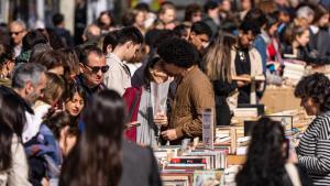 Celebración de la Diada de Sant Jordi en el paseo de Gràcia de Barcelona