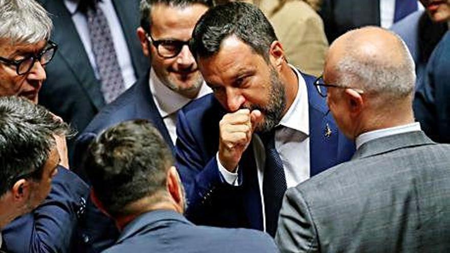 Salvini ahir al Parlament, envoltat de ministres.