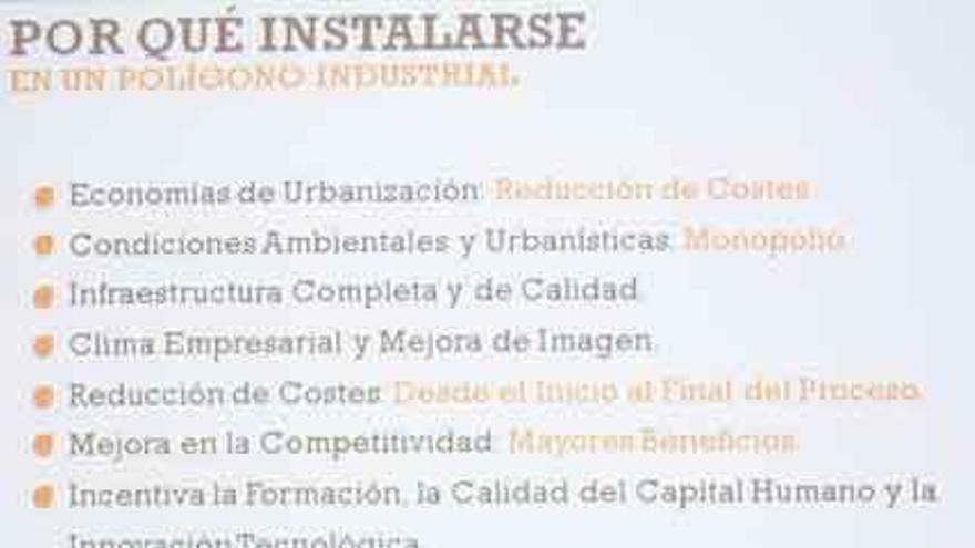 Responsables de ADE explicando en el Centro de Negocios de Benavente las ventajas de instalarse en el polígono de Villabrázaro.