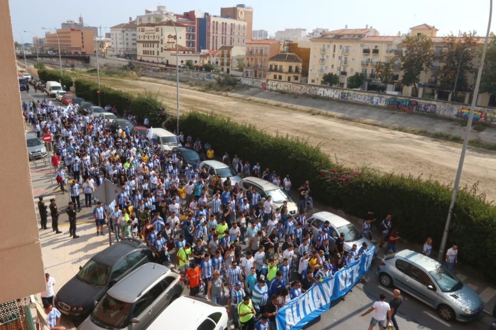 En torno a trescientos seguidores del equipo marchan desde la plaza de la Constitución hasta La Rosaleda portando la pancarta 'Por dignidad, Al Thani vete ya' y lanzando consignas contra el jeque y los jugadores y en favor del club