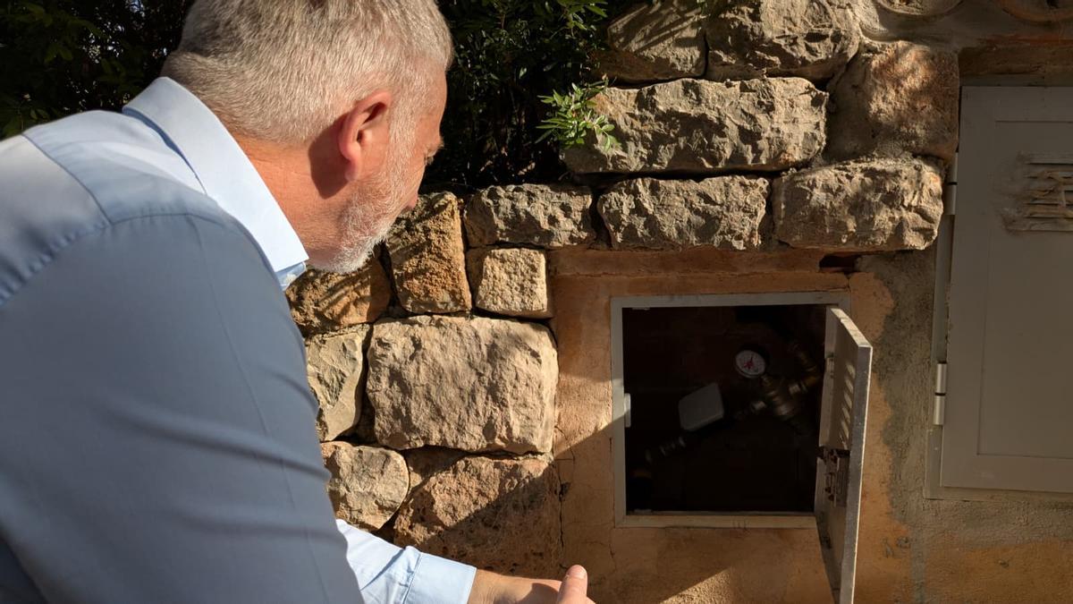 Joan Calafat observa un pozo de agua, este viernes en Esporles.