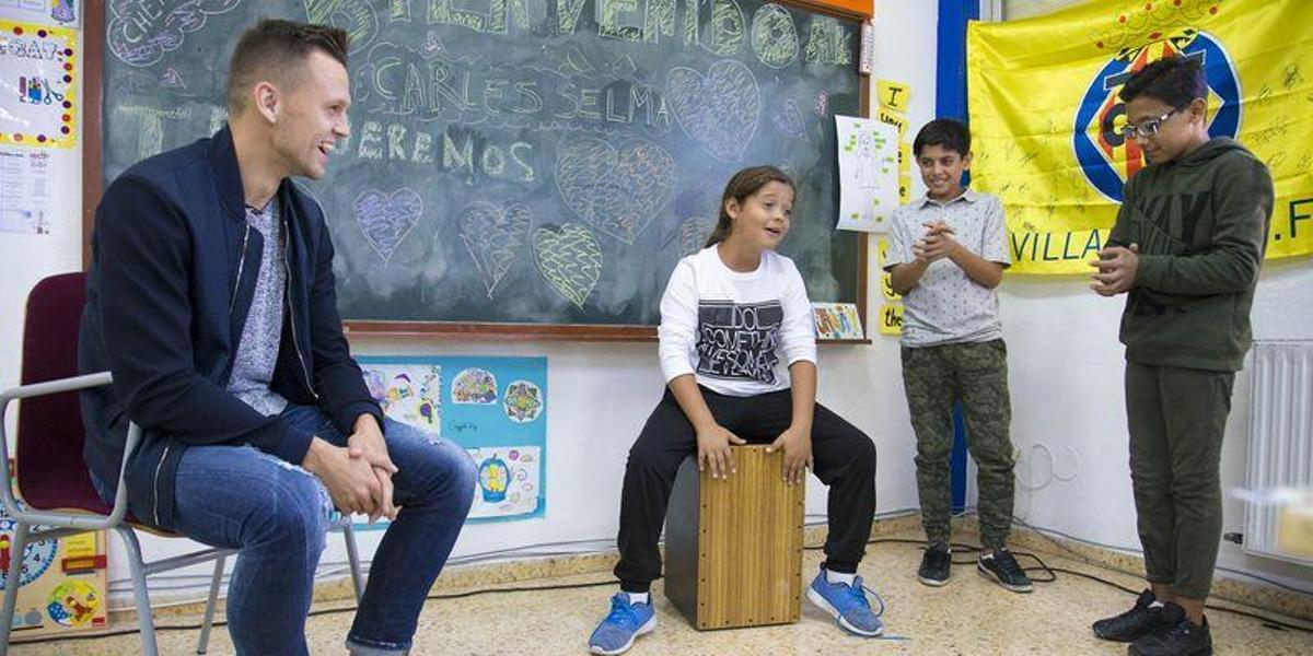 Cheryshev vuelve a las aulas en el CEIP Carlos Celma de Castellón
