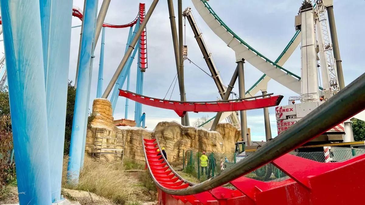 Actuación de restauración en el Dragon Khan de PortAventura.