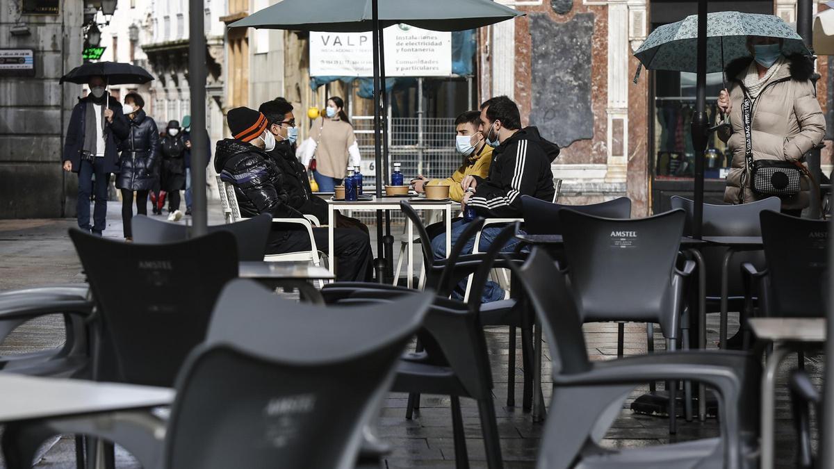 Una terraza en Oviedo. | JULIÁN RUS