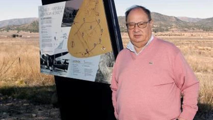 José Payá, director de la Casa-Museo Azorín, en los terrenos de la pista de aterrizaje.